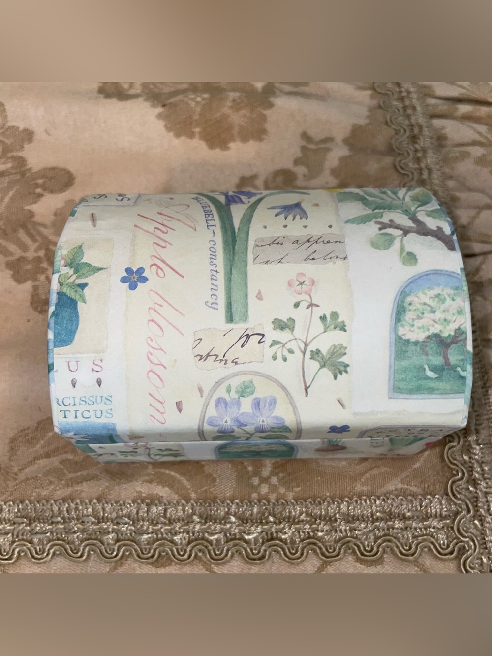 Vintage small Dome Botanical keepsakes box. 1970’s in pristine condition. - Picture 5 of 15